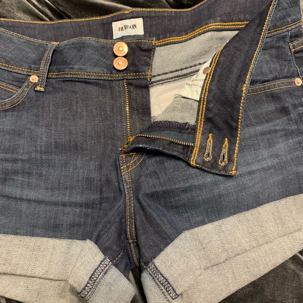 Hudson mid rise shorts size 29
never worn, no tags, very comfortable